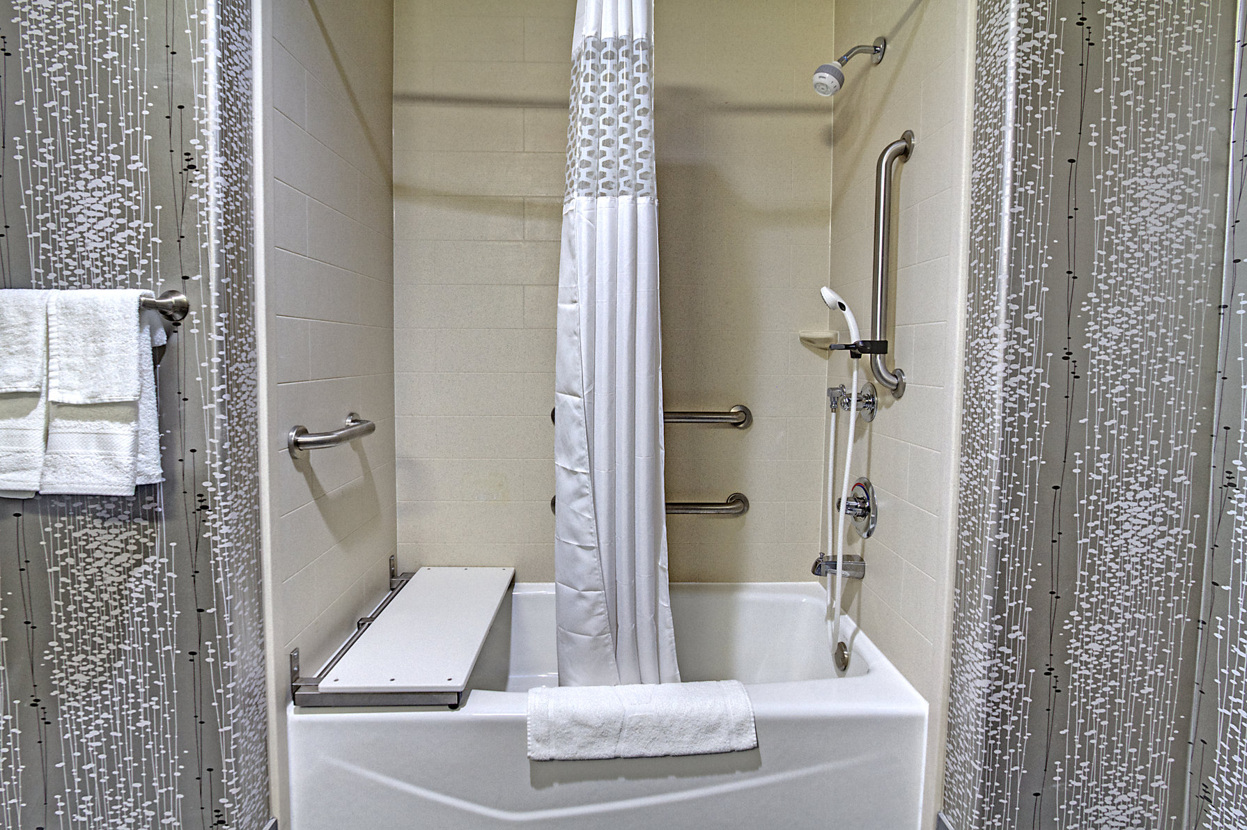 Hampton Inn & Suites by Hilton Ada - Tap to explore photos