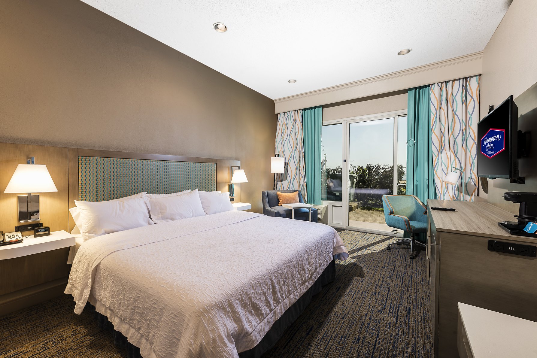 Hampton Inn by Hilton Virginia Beach-Oceanfront North - Tap to explore photos