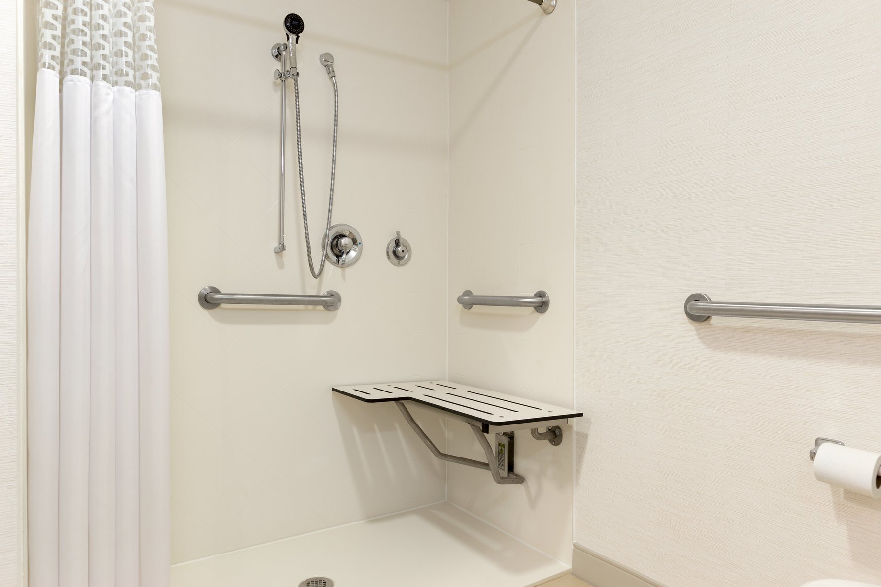Hampton Inn & Suites Manchester Bedford - Tap to explore photos