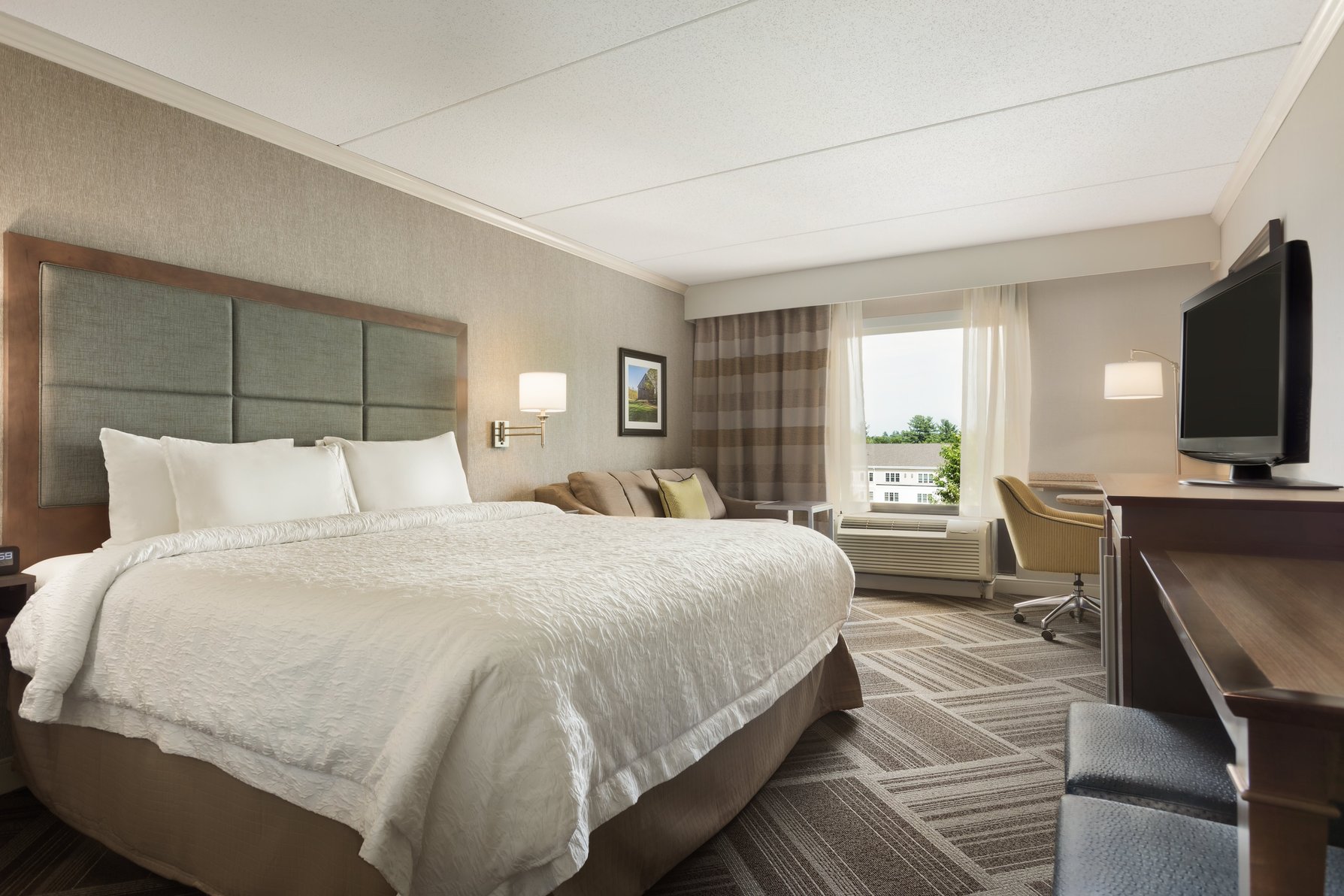 Hampton Inn & Suites Manchester Bedford - Tap to explore photos