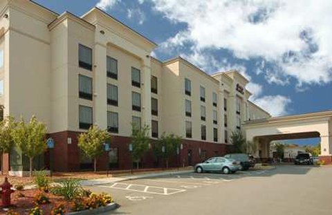 Hampton Inn & Suites Manchester Bedford - Tap to explore photos