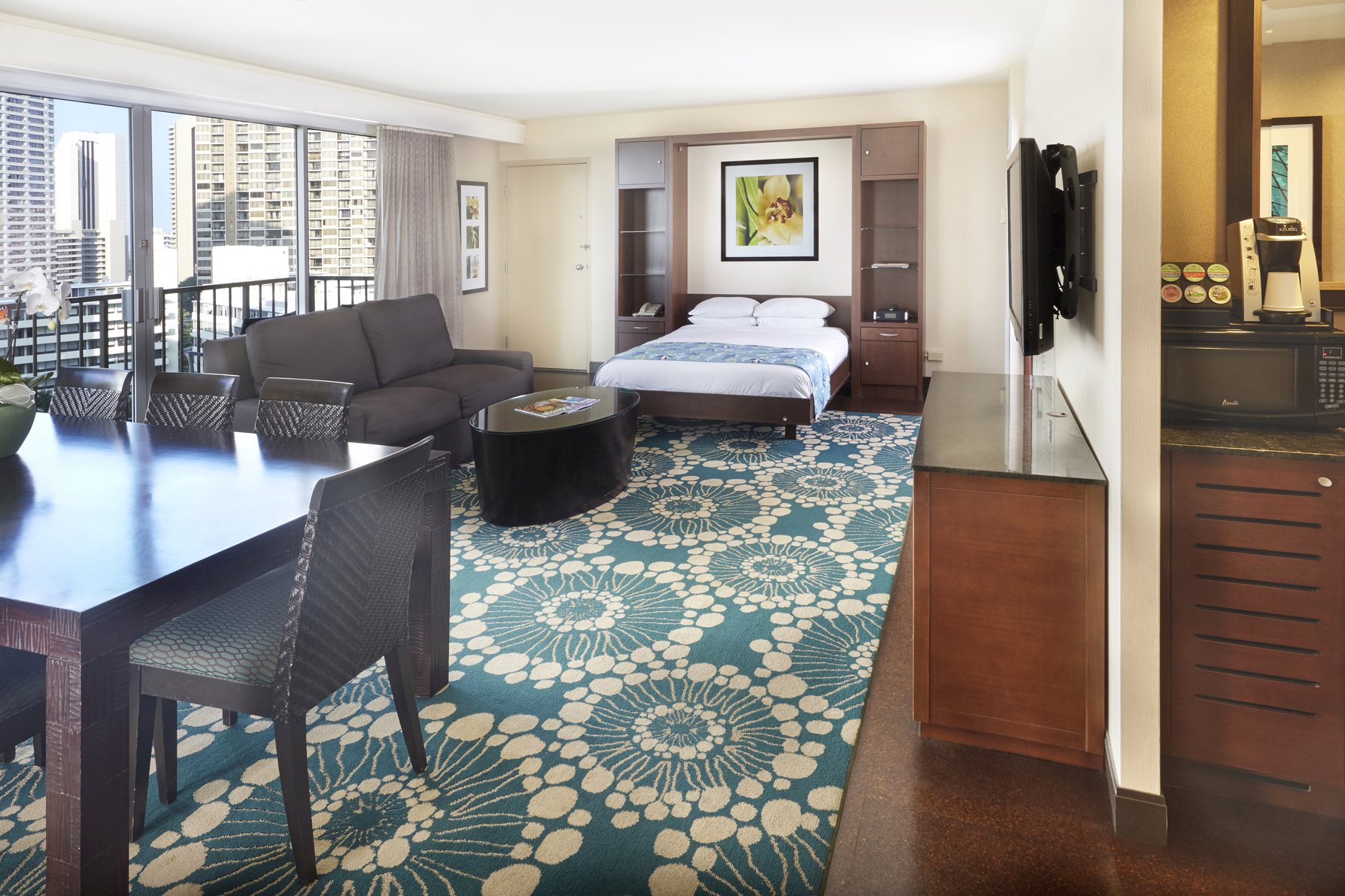 DoubleTree by Hilton Hotel Alana - Waikiki Beach - Tap to explore photos