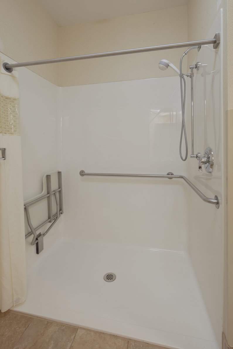 Hampton Inn by Hilton Youngstown-North - Tap to explore photos