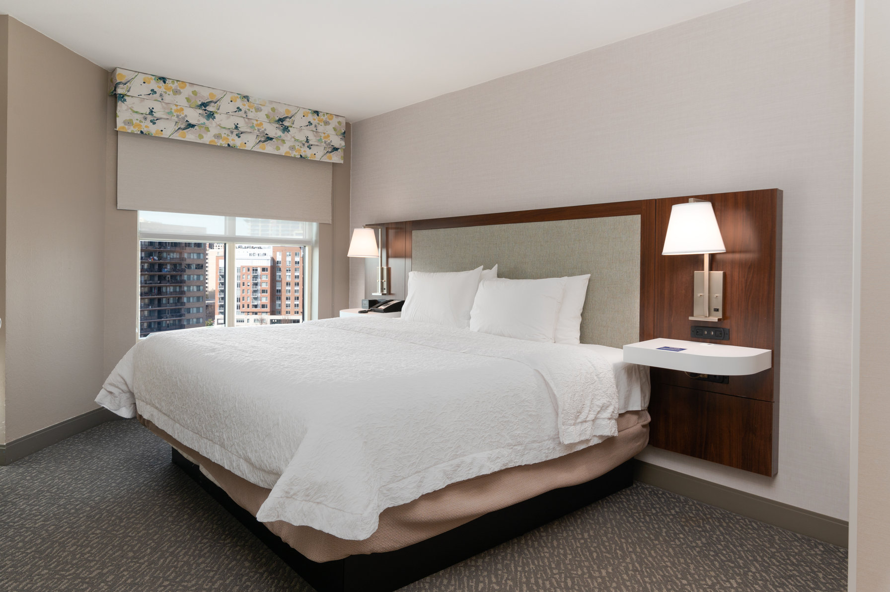 Hampton Inn & Suites by Hilton Reagan National Airport - Tap to explore photos