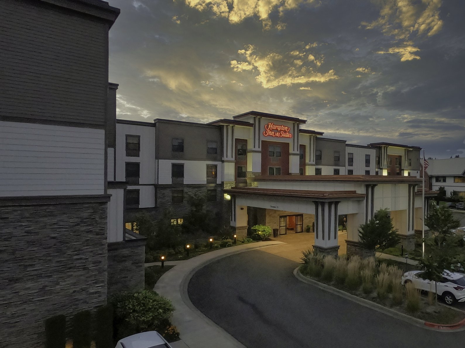 Hampton Inn and Suites DuPont - Tap to explore photos