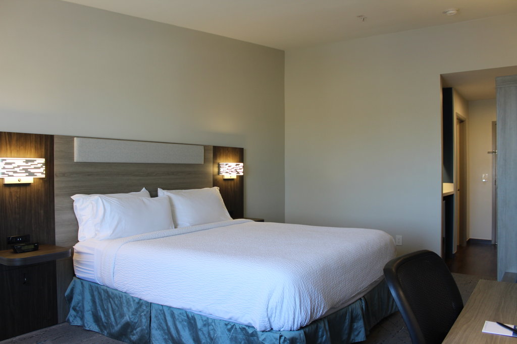 Holiday Inn Express BAKERSFIELD - Tap to explore photos