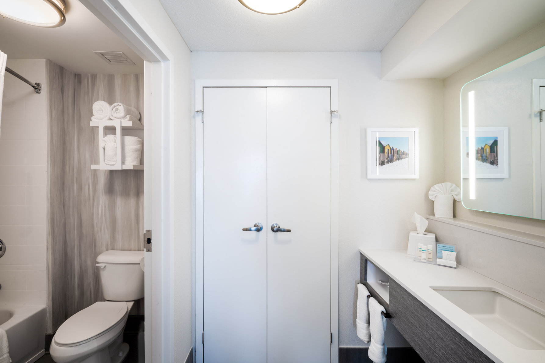 Hampton Inn and Suites Amelia Island Historic Harbor Front - Tap to explore photos