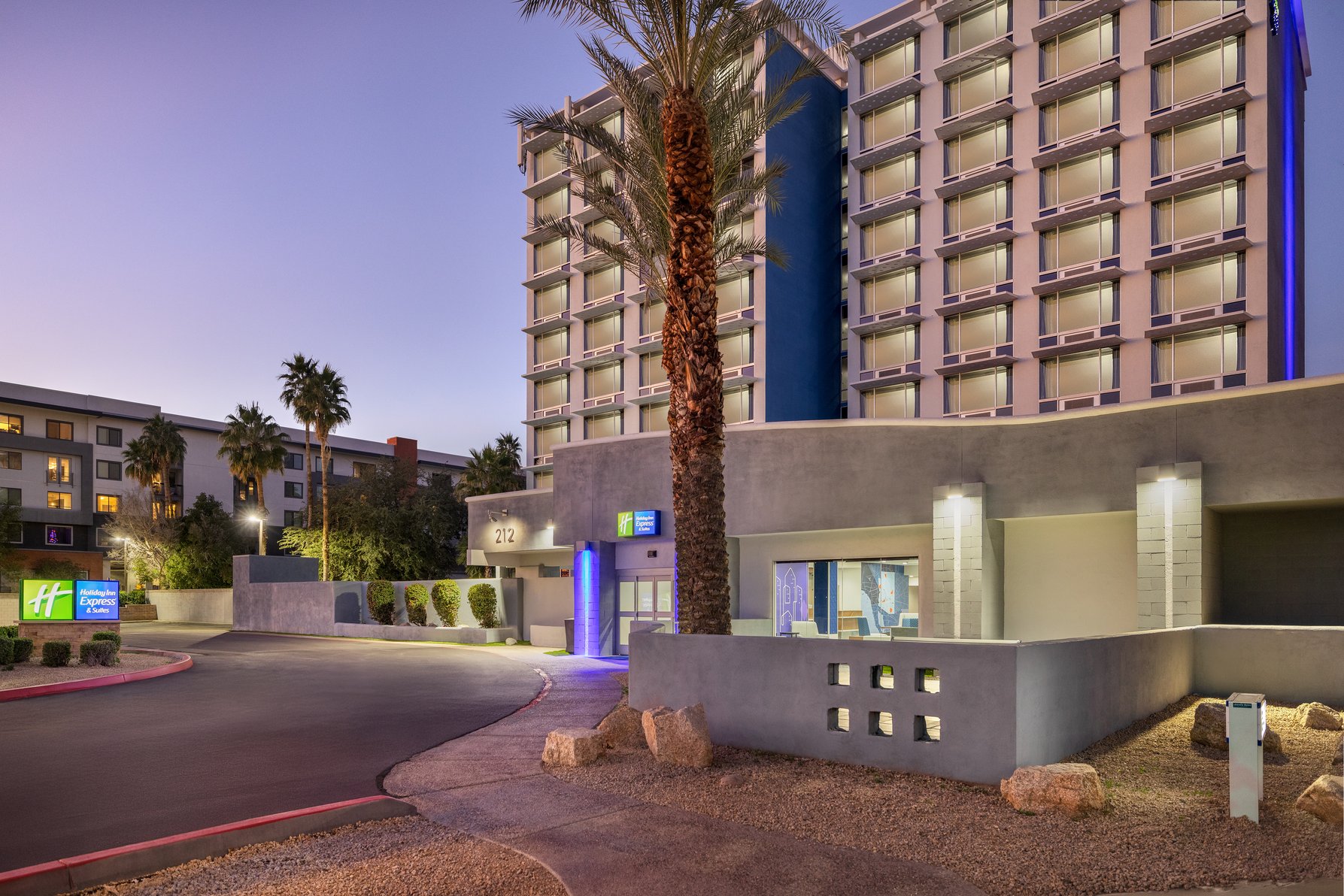 Holiday Inn Express & Suites PHOENIX - MIDTOWN - Tap to explore photos