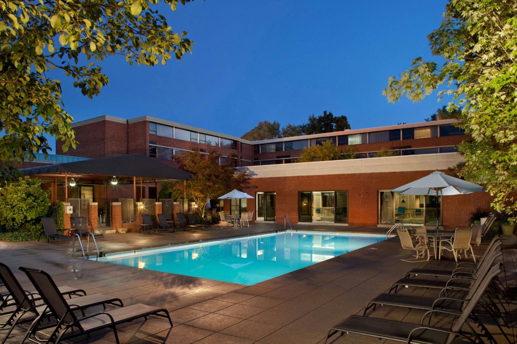 DoubleTree by Hilton Akron Fairlawn - Tap to explore photos