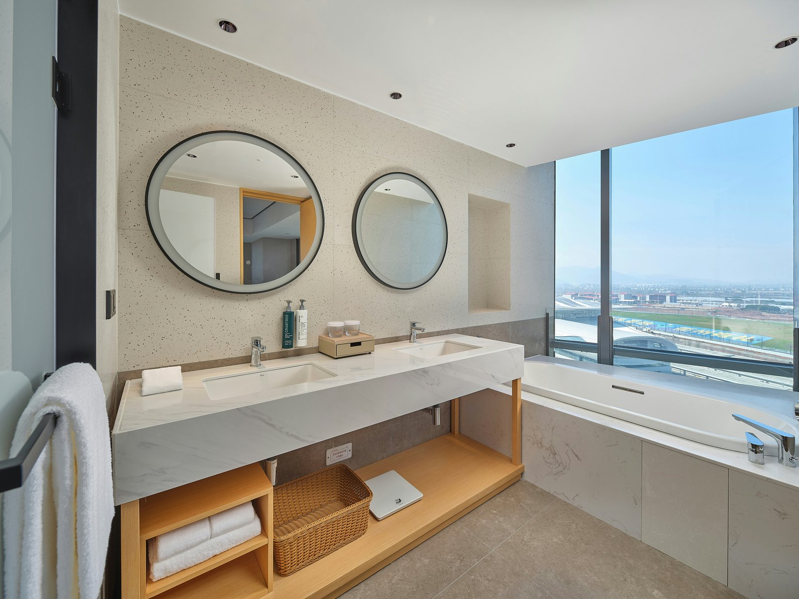 Hilton Garden Inn Quzhou - Tap to explore photos