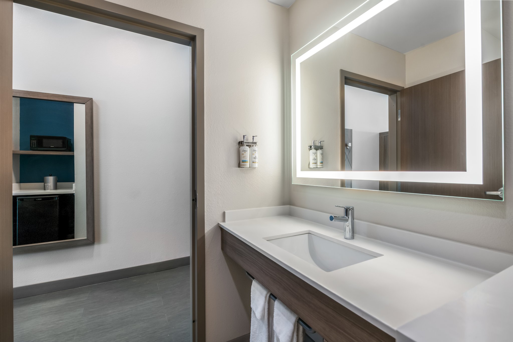 Holiday Inn Express Savannah - Gateway