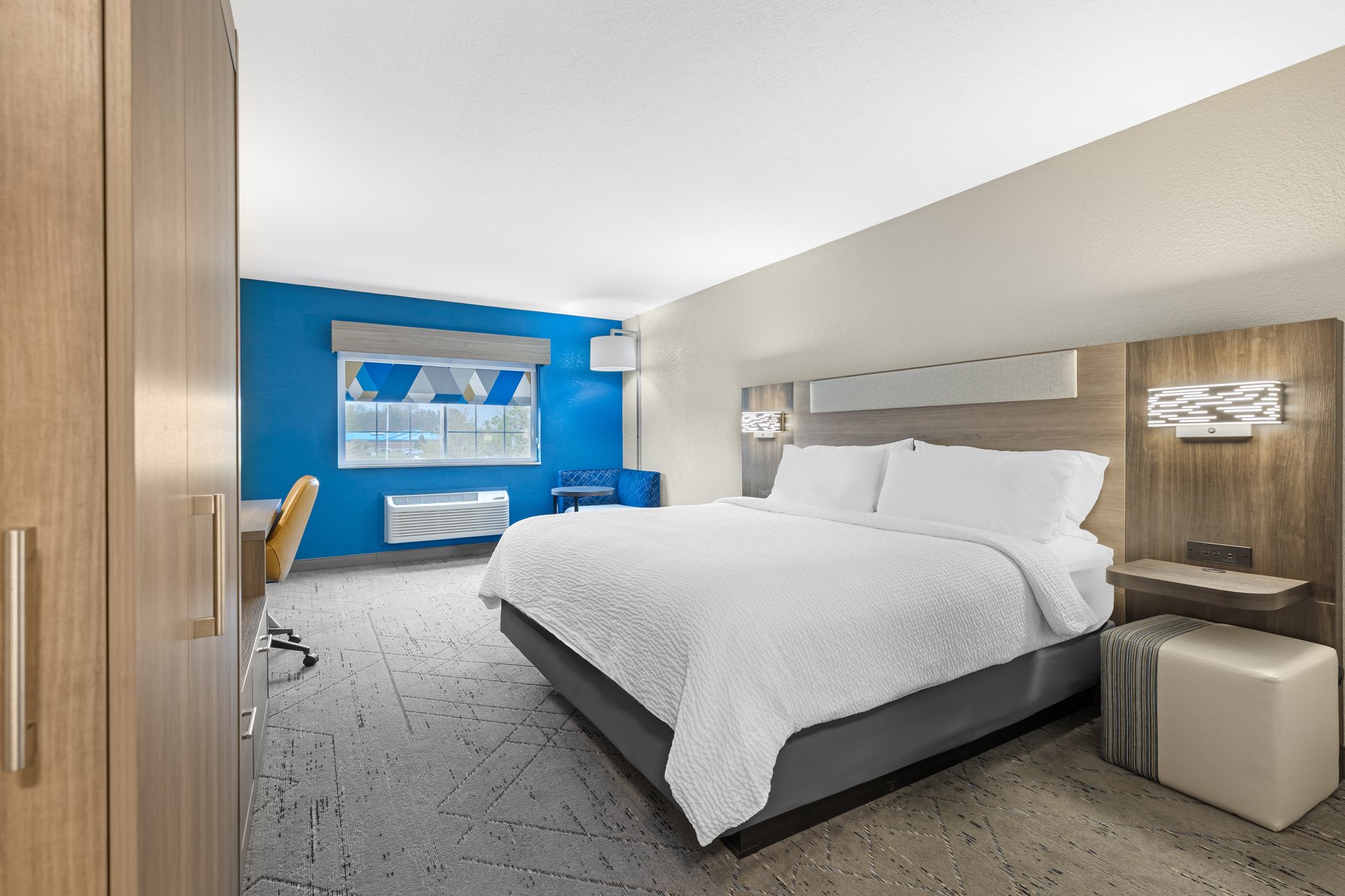 Holiday Inn Express & Suites CHARLOTTE - Tap to explore photos
