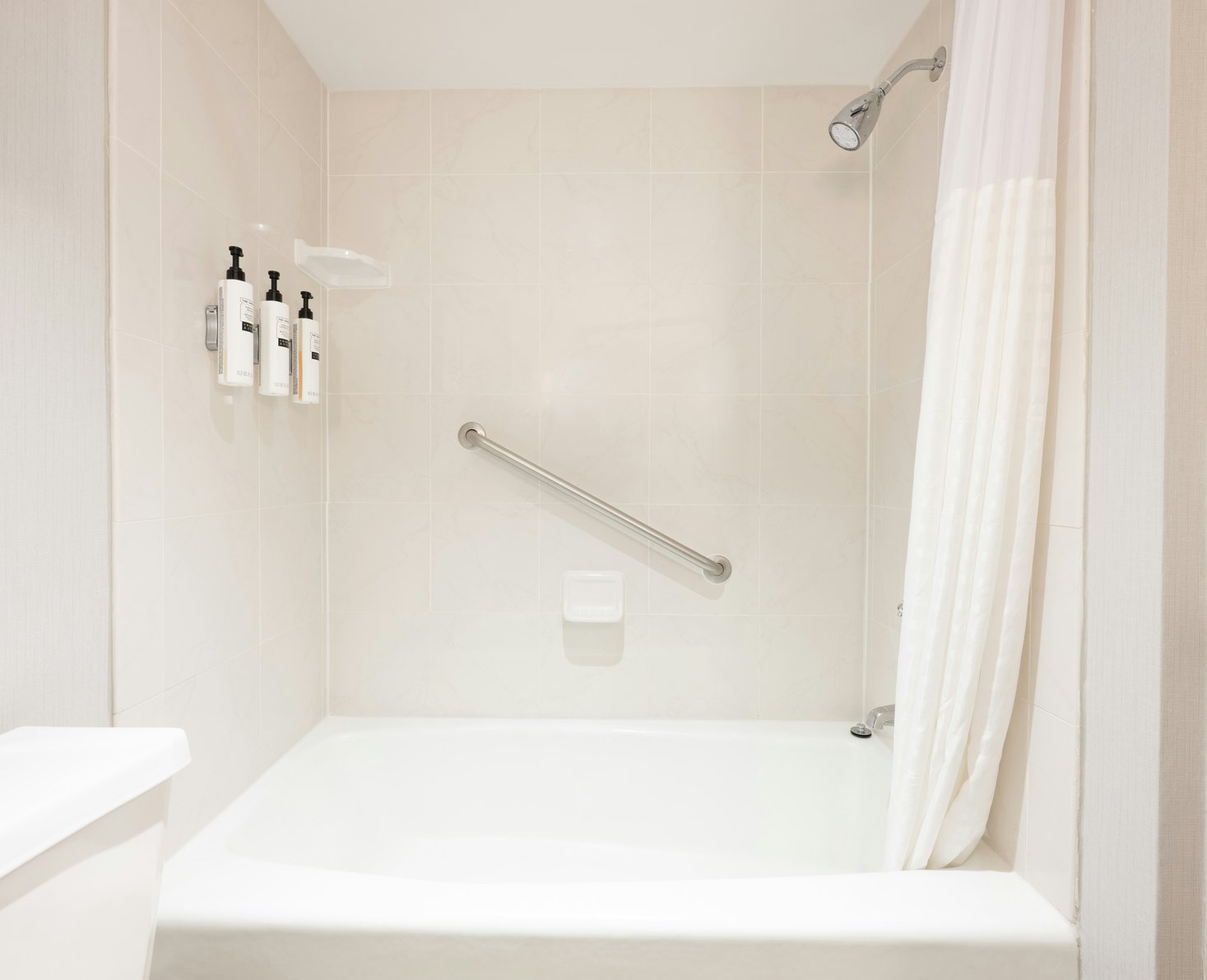 Embassy Suites by Hilton Bloomington/Minneapolis - Tap to explore photos
