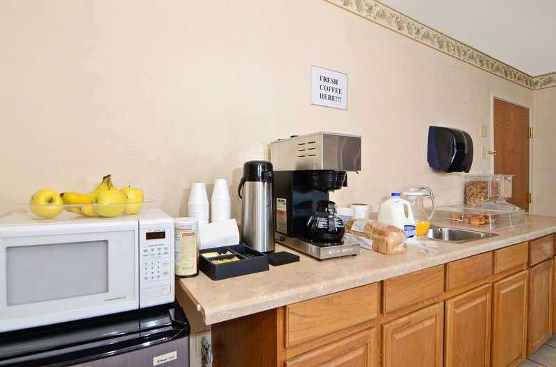 Americas Best Value Inn - Warren, IN