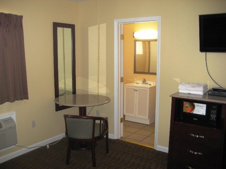 Red Carpet Inn & Suites - Wrightstown, NJ
