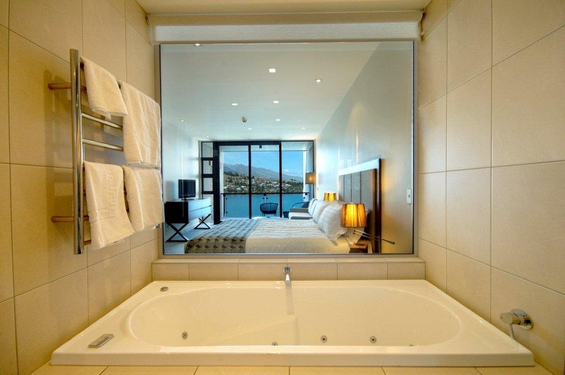 The Rees Hotel, Luxury Apartments & Lakeside Residences