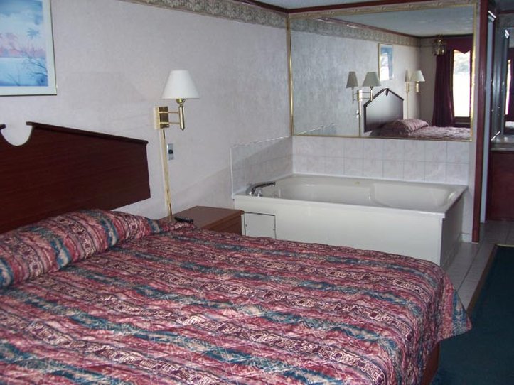 Econo Lodge - Warren, MI