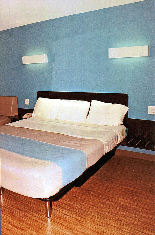 Motel 6 - Dickson, TN
