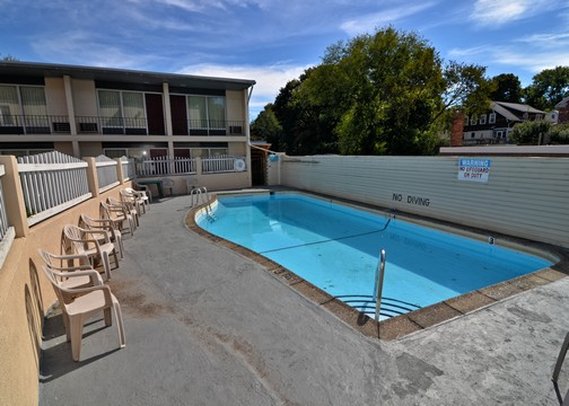 Econo Lodge - Stroudsburg, PA