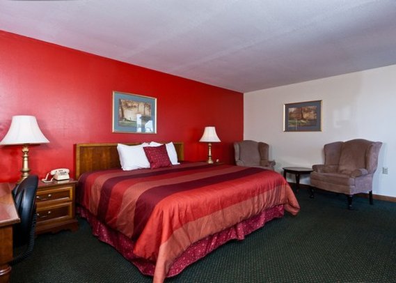 Rodeway Inn - Lawrenceburg, TN