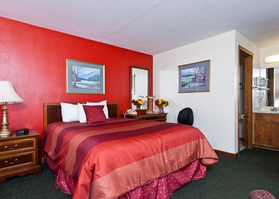 Rodeway Inn - Lawrenceburg, TN