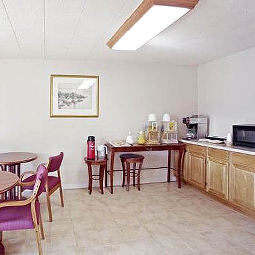 Americas Best Value Inn - New Stanton, PA