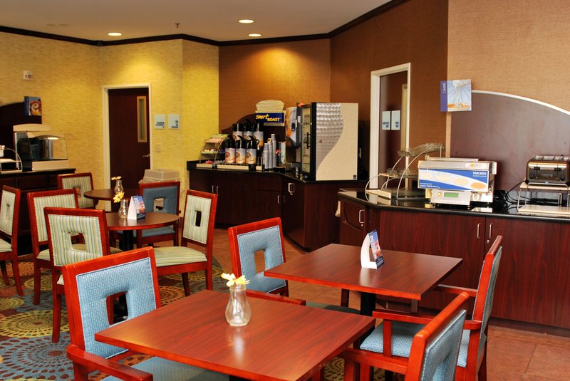 Holiday Inn Express-Lapeer - Clifford, MI