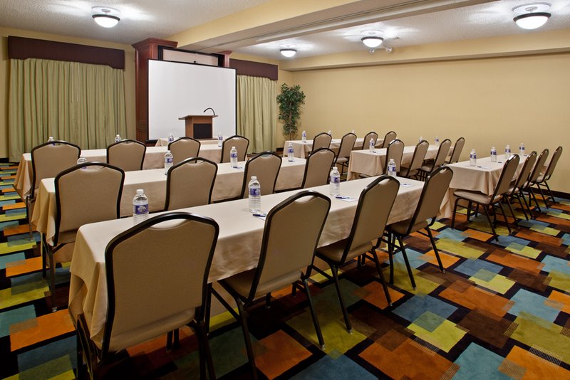 Holiday Inn Express GROVE CITY (OUTLET CENTER) - Mercer, PA