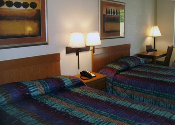 Econo Lodge Inn & Suites