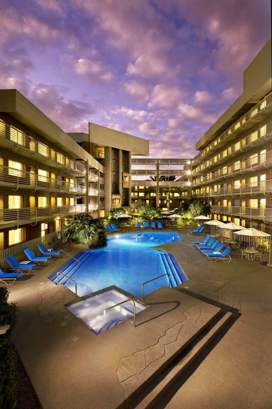 Doubletree Suites By Hilton Hotel Phoenix - Phoenix, AZ