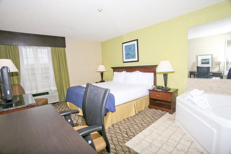 Holiday Inn Express & Suites ROSEVILLE - Harper Woods, MI