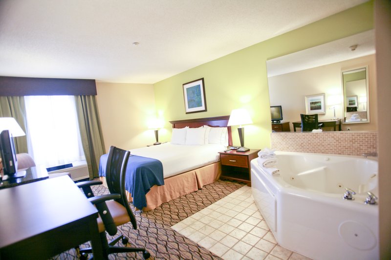 Holiday Inn Express & Suites ROSEVILLE - Harper Woods, MI