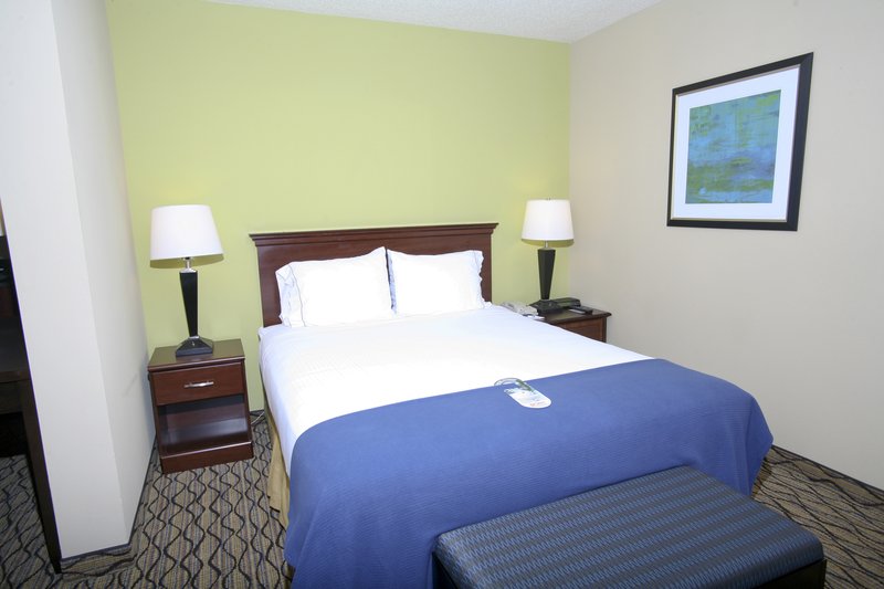 Holiday Inn Express & Suites ROSEVILLE - Harper Woods, MI