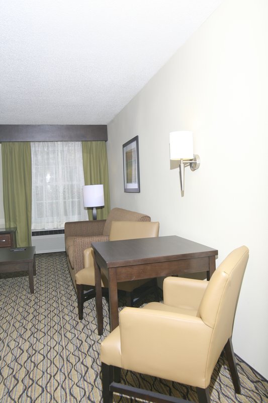 Holiday Inn Express & Suites ROSEVILLE - Harper Woods, MI