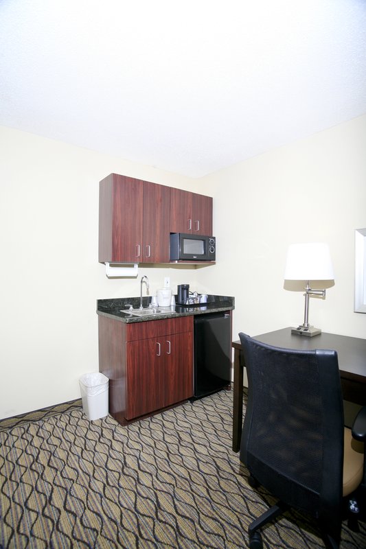 Holiday Inn Express & Suites ROSEVILLE - Harper Woods, MI