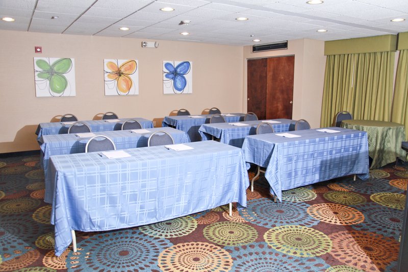 Holiday Inn Express & Suites ROSEVILLE - Harper Woods, MI