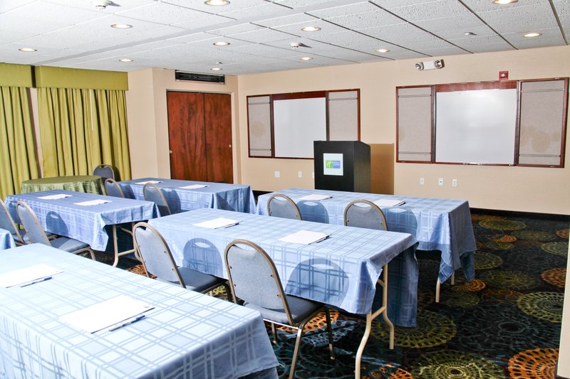 Holiday Inn Express & Suites ROSEVILLE - Harper Woods, MI