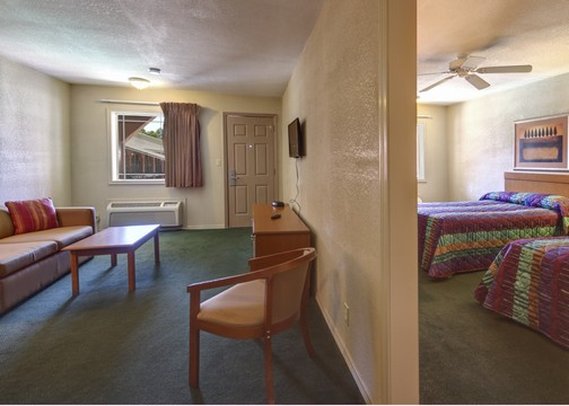 Econo Lodge Inn & Suites - Lafayette, LA