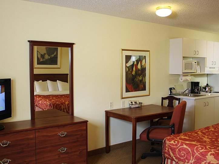 Econo Lodge Space Center - Cocoa, FL