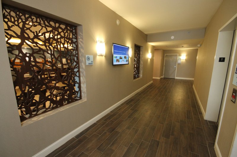 Holiday Inn Express Janesville-I-90 & US Hwy 14 - Janesville, WI
