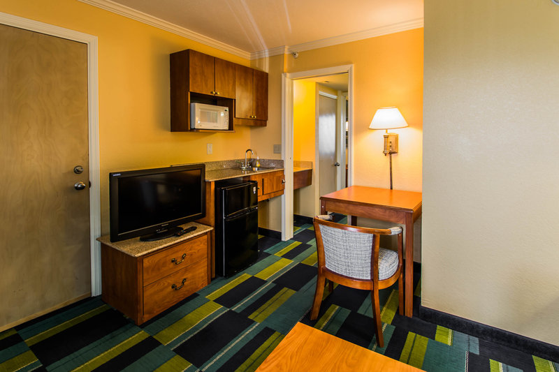 Comfort Inn & Suites Port Canaveral Area - Cocoa Beach, FL