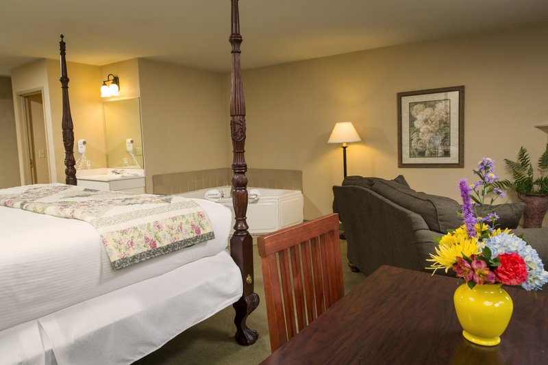 Ramada By Wyndham Galena Hotel & Day Spa - Galena, IL