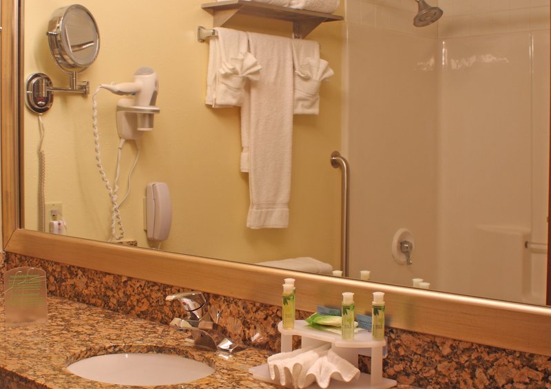 Holiday Inn Express OSAGE BCH - LAKE OF THE OZARKS - Oshkosh, WI