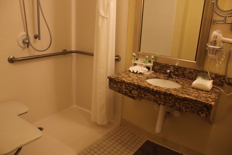 Holiday Inn Express OSAGE BCH - LAKE OF THE OZARKS - Oshkosh, WI