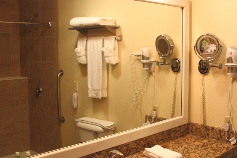Holiday Inn Express OSAGE BCH - LAKE OF THE OZARKS - Oshkosh, WI