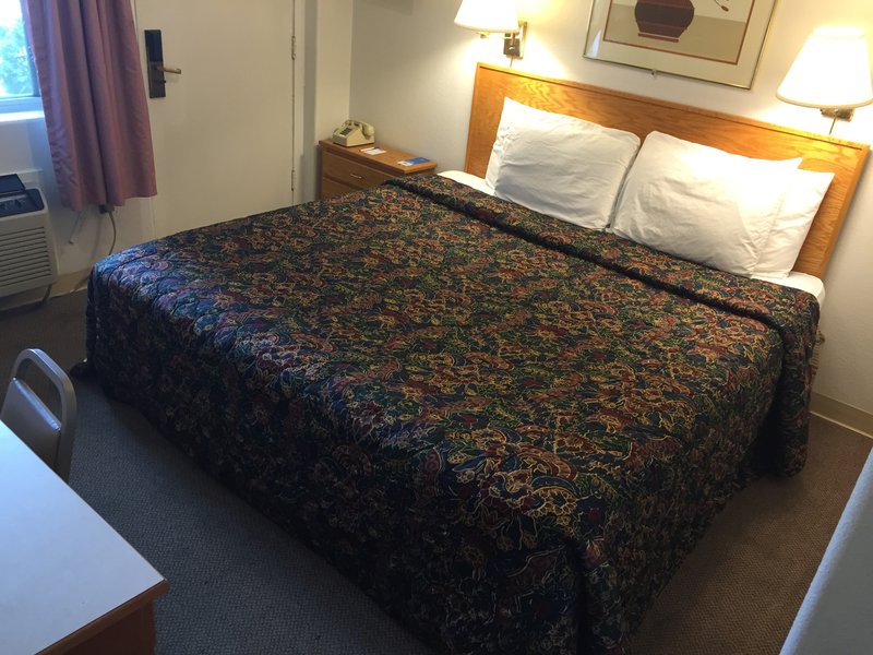 Rodeway Inn & Suites - Omak, WA