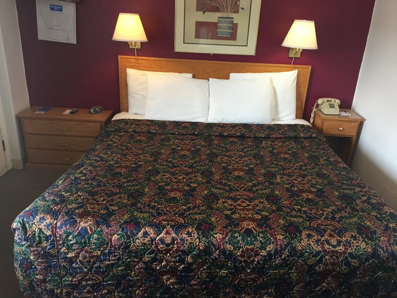 Rodeway Inn & Suites - Omak, WA