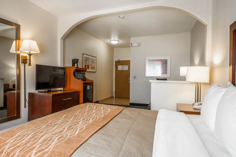 Comfort Inn & Suites - Oakland, CA
