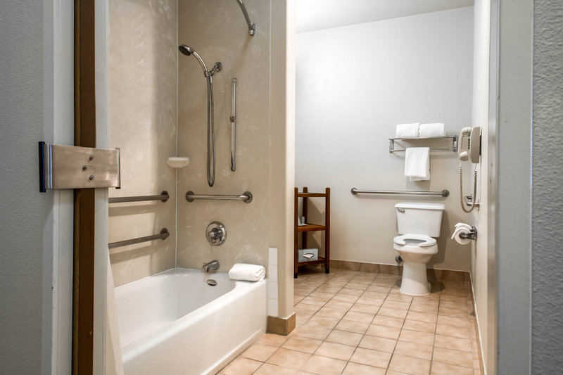Comfort Inn & Suites - Oakland, CA