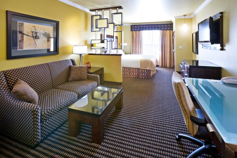 Holiday Inn & Suites - McKinney, TX